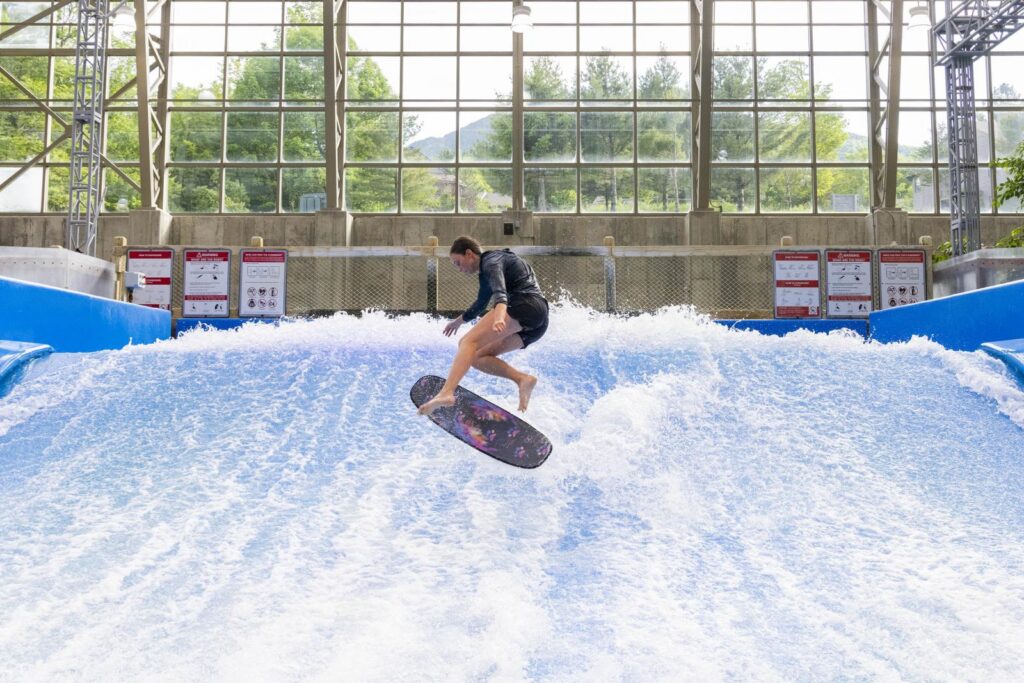 jay-peak-vermont-drop-in-flowrider-surfing-competition